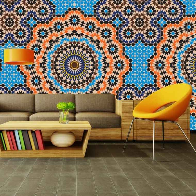 carrelage mural marocain style oriental idée salon canapé marron fauteuil jaune table en bois 