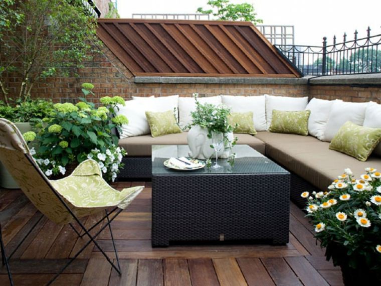 terrasse moderne idée aménagement design table basse résine tressée déco canapé coussins fleurs idée