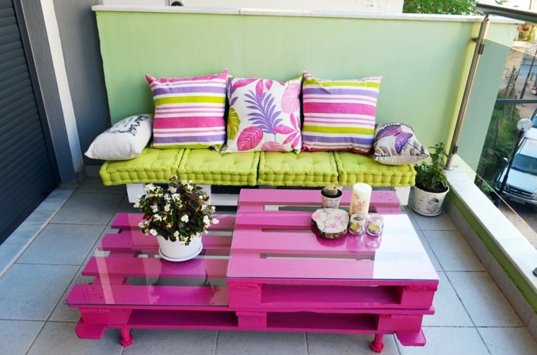 table peinte en rose idée déco fleurs bouquet design canapé vert 