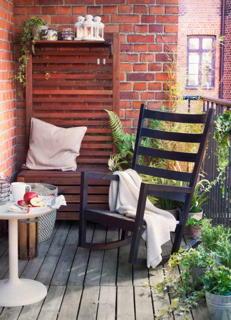 terrasse aménagement idée chaise bois extérieur moderne déco palette table basse blanche déco plante pot de fleurs