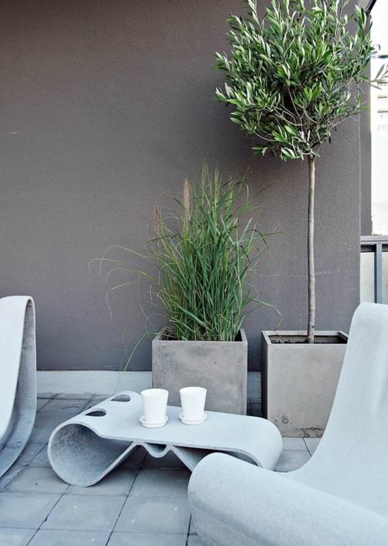 aménagement terrasse minimaliste design table basse déco pot de fleurs idée