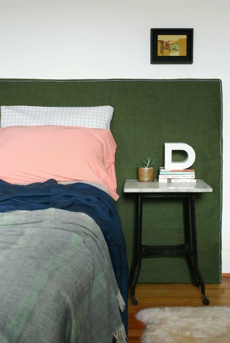 tête lit tissu vert design idée chambre à coucher déco mur cadre table nuit