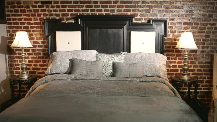 comment fabriquer une tête de lit porte bois idée chambre à coucher mur briques luminaire intérieur design