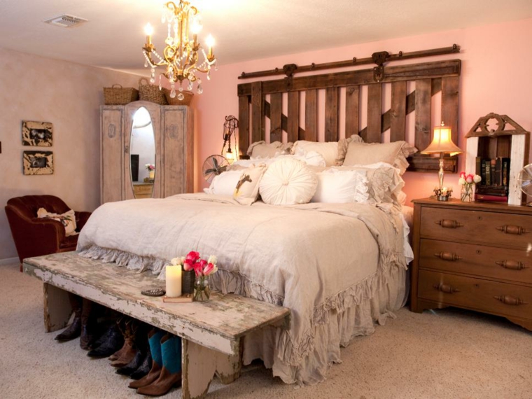 palette en bois chambre à coucher décoration idée coussins lit commode chambre tiroirs bois rangement