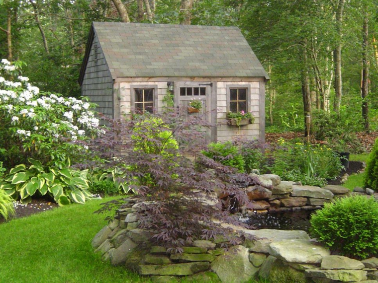 cabane jardin rangement bois idée pierres déco plantes extérieur moderne