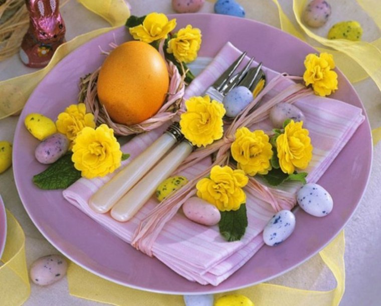 décoration assiette pâques table oeufs fleurs jaunes 