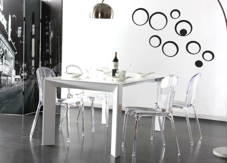 chaises transparentes salle a manger noir blanc