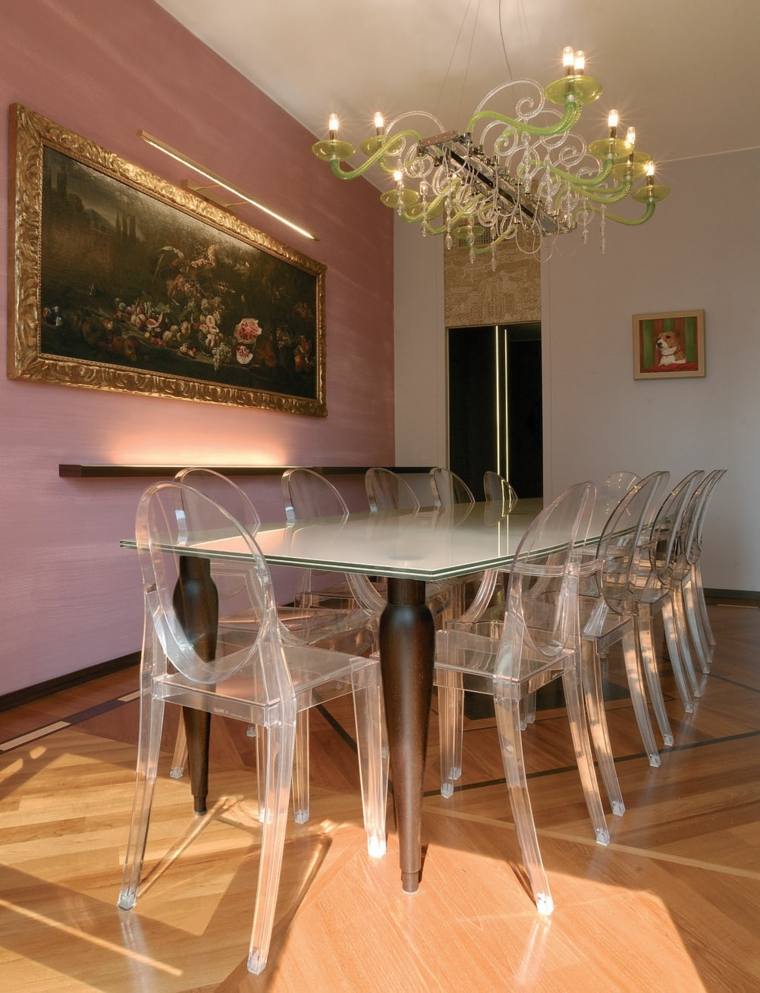 chaises transparentes salle a manger rose