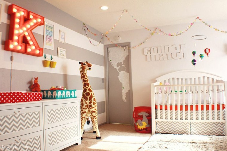 chambre de bébé garçon idée mobilier design décoration murale guirlande lit bébé