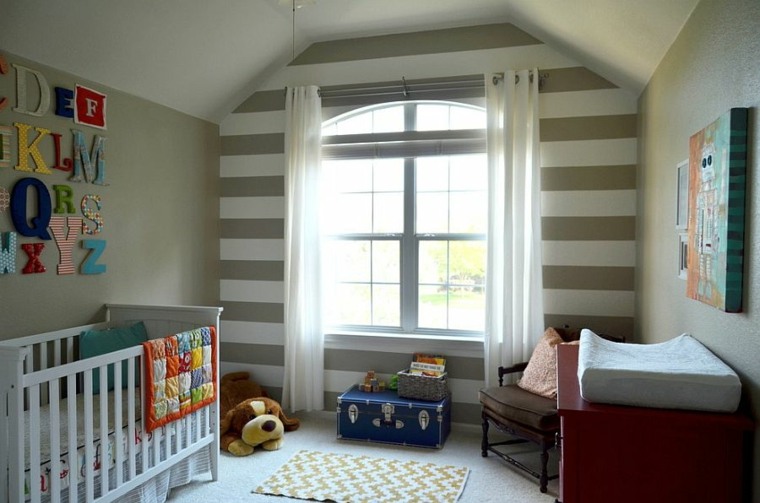 chambre de bébé gris blanc idée décoration murale chambre enfant 