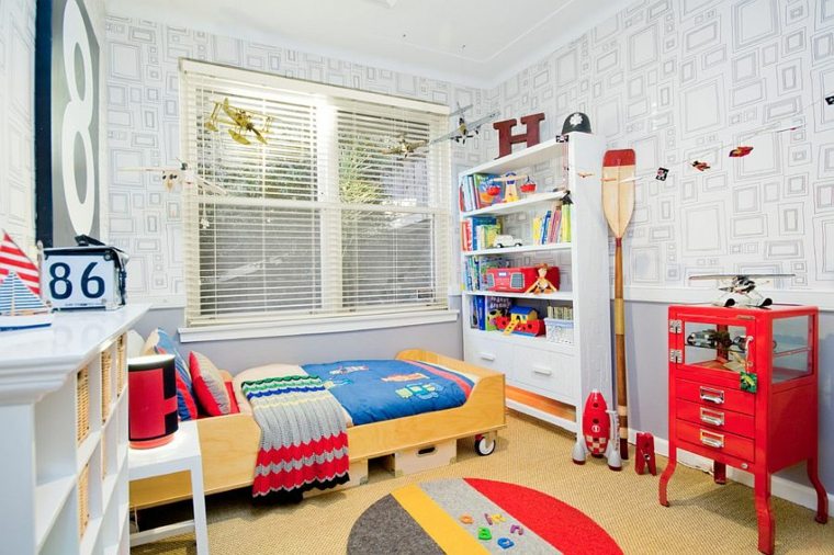 chambre enfant aménagement idée tapis de sol rond étagère blanche meuble rouge tapis