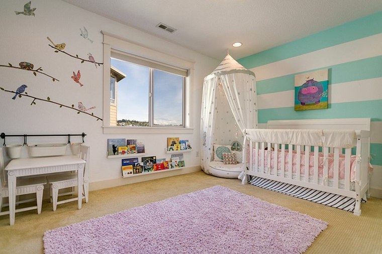 chambre de bébé garçon idée aménagement lit tapis de sol décoration murale