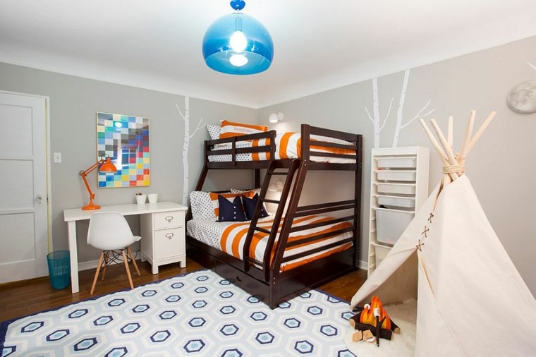 chambre enfant lit mezzanine bois tapis de sol blanc cadre mur bureau blanc bois chaise 