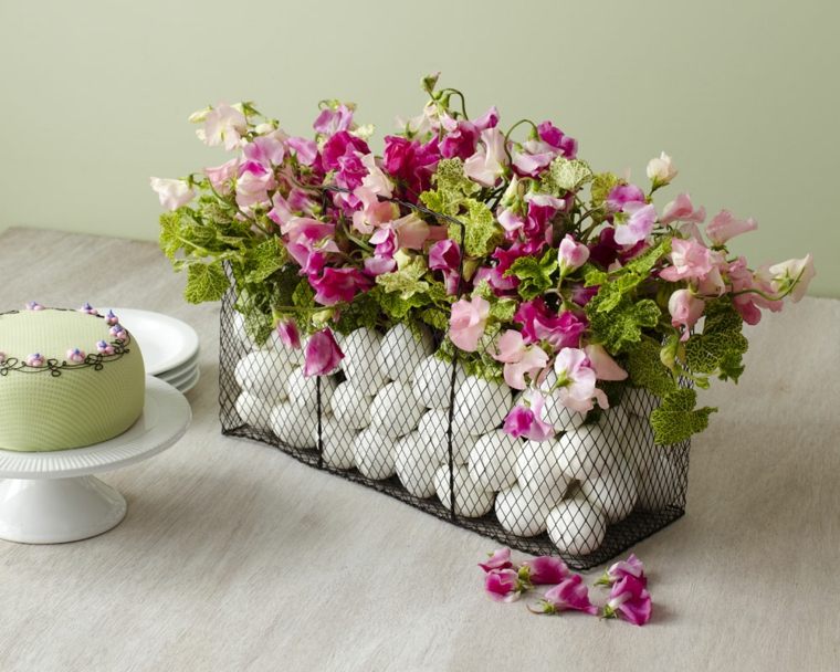 décoration printemps fleurs centre table oeufs idées 