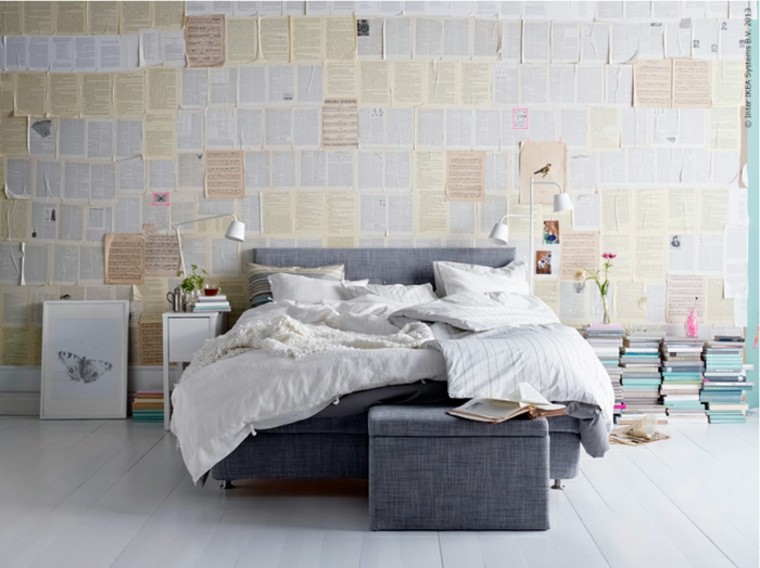 déco mur design idée feuilles de notes lit coussins parquet blanc livres
