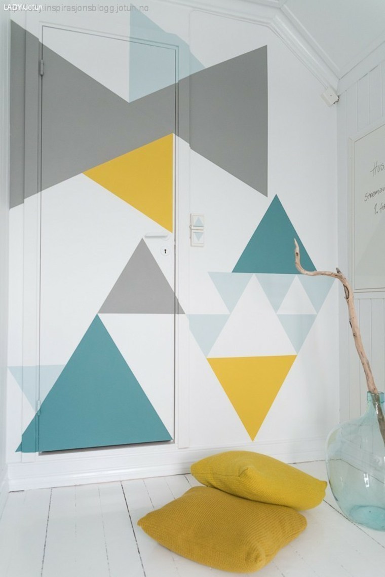 déco mur géométrique coussins jaunes moderne parquet blanc vase idées 