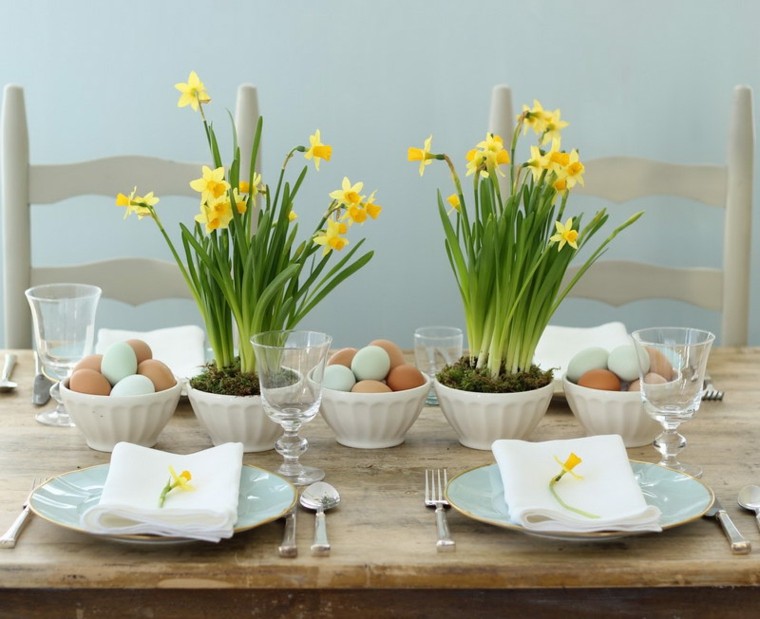 décoration table pâques idée fleurs printemps œufs 