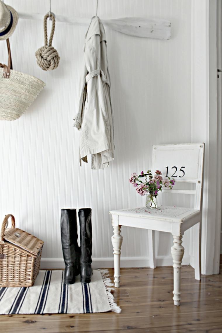 aménagement petite entrée idée chaise en bois design tapis de sol blanc déco