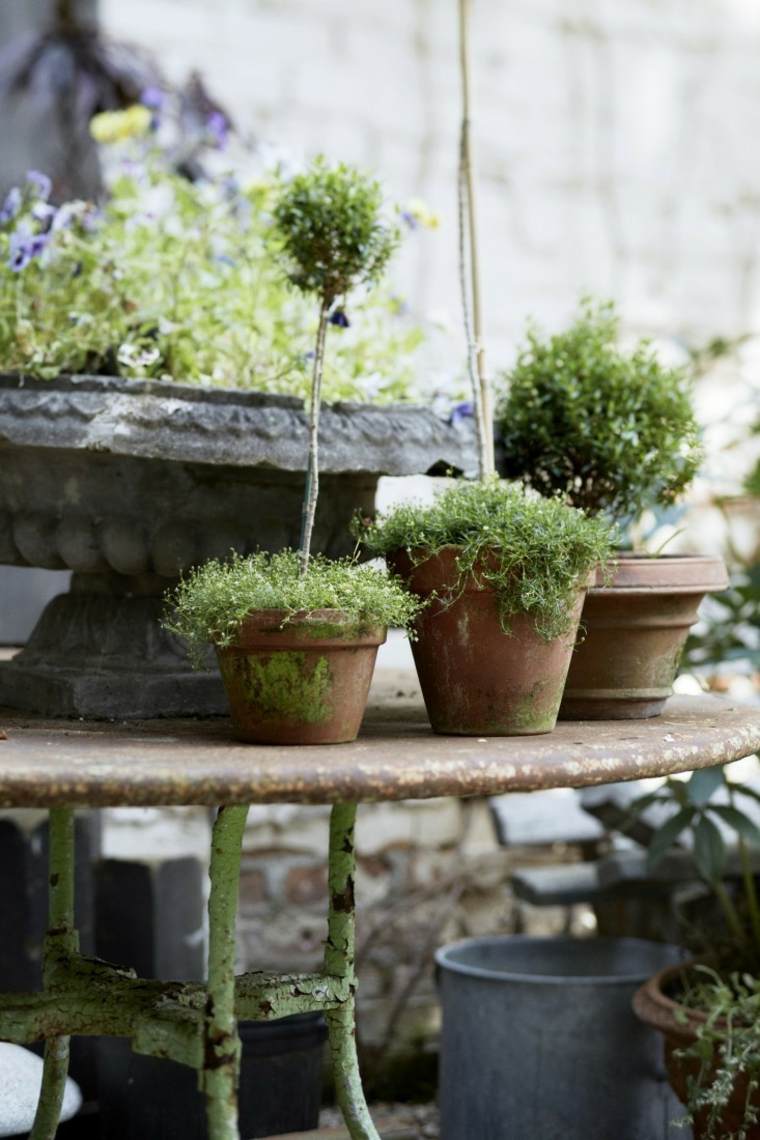 table jardin idée aménagement extérieur moderne pots de fleurs déco fontaine pierre