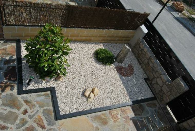 aménagement petit jardin idée plante pierres moderne bassin jardin ville 
