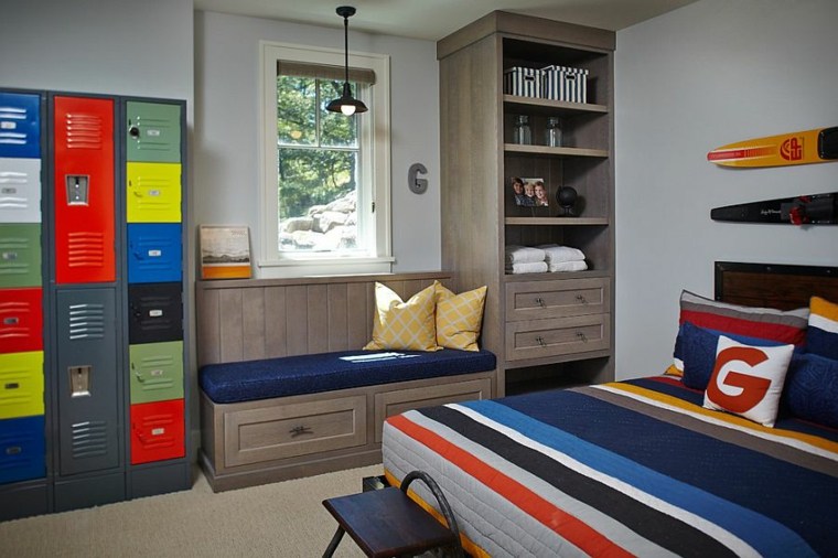 murs gris clair design idée banc en bois coussins étagères