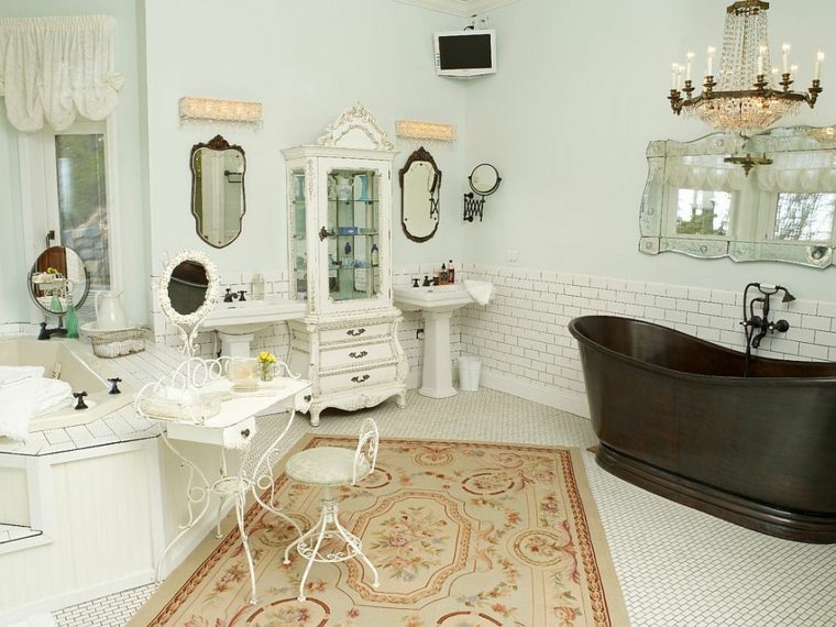 salle de bain blanche shabby chic décoration chaise miroir tapis de sol salle de bains
