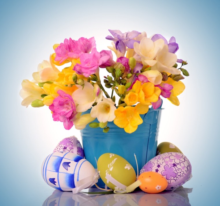 pâques déco fleurs vase idée oeufs table décorée pour pâques