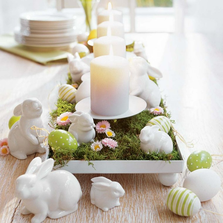 déco table pâques idée bougies lapins centre table mousse fleurs assiettes 