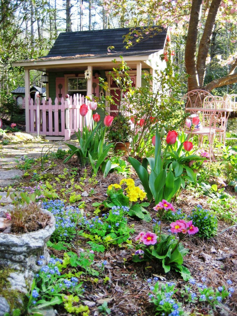 jardin abri idée bois grille rose chaise métal fleurs jardin idée extérieur aménagement