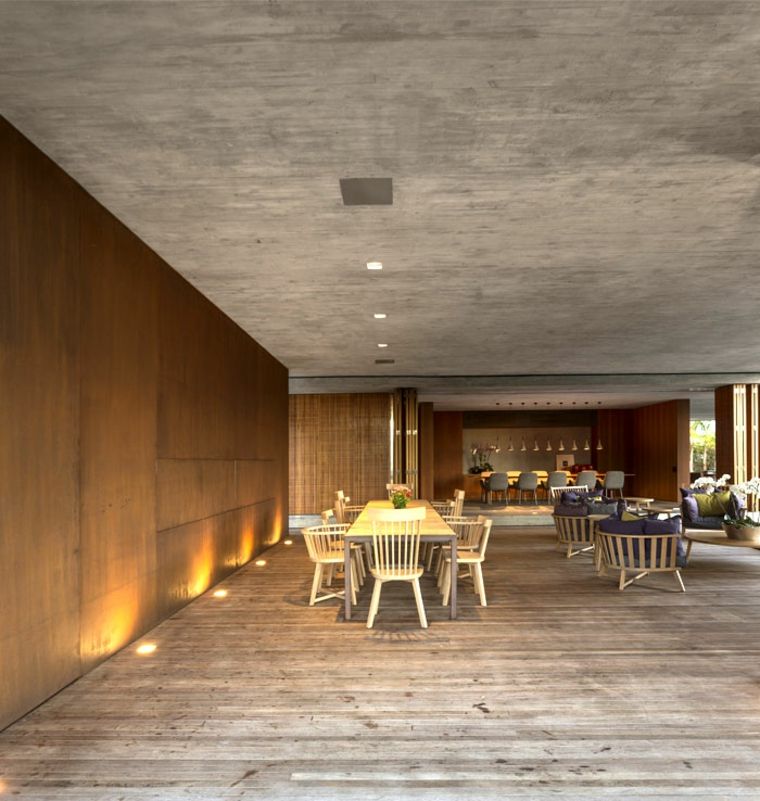 plafond béton intérieur moderne table en bois chaise design parquet bois mur bois