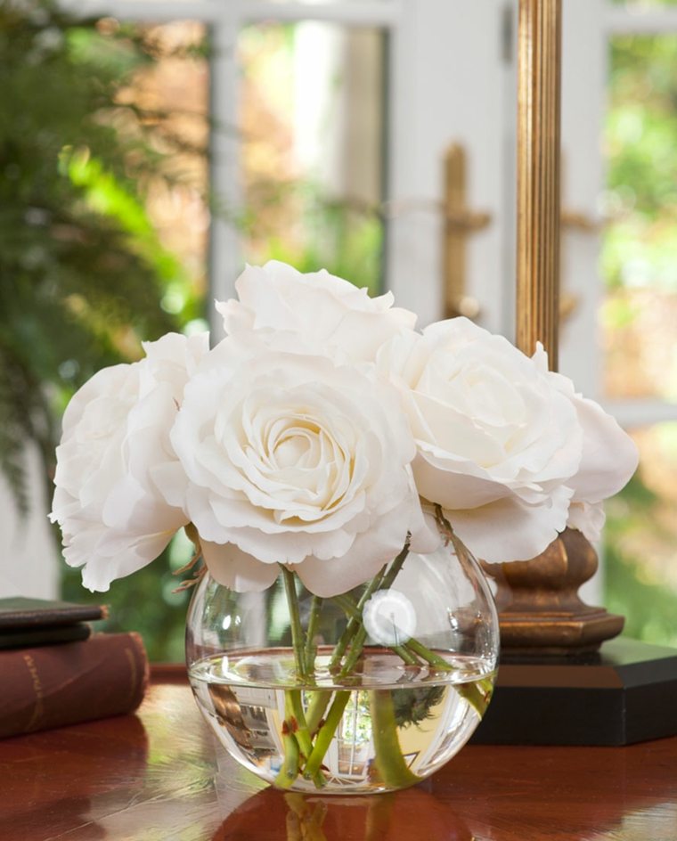 bouquet roses blanches idée centre table déco centre table originale 