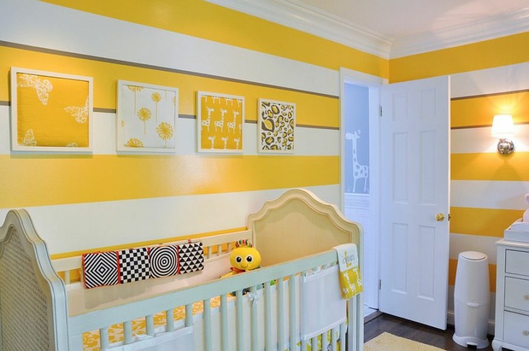 chambre rayures jaunes blanches idée chambre de bébé garçon lit