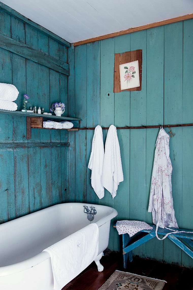 salle de bain bois moderne bleu baignoire design déco mur étagères 