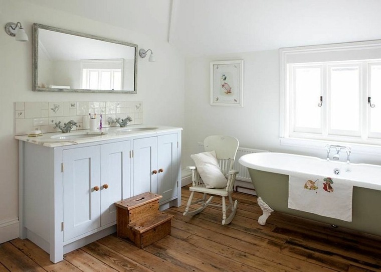 salle de bain design miroir cadre moderne parquet bois baignoire
