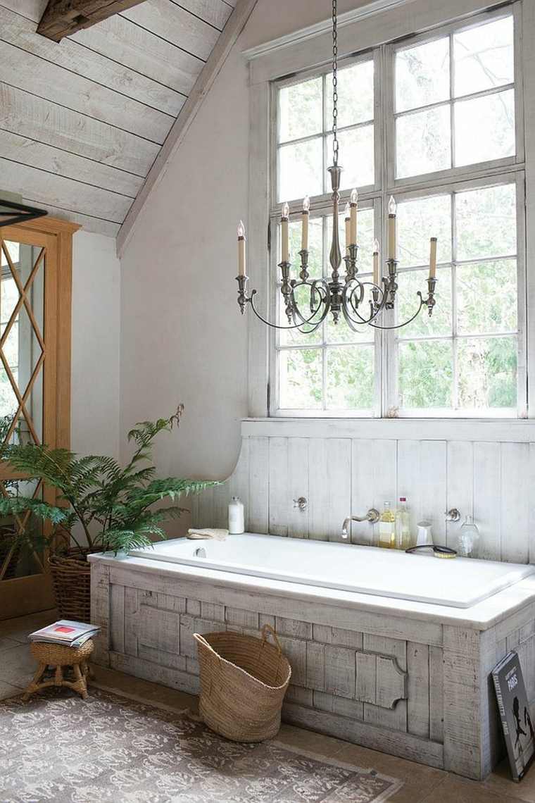 salle de bain design bois baignoire idée luminaire suspension décoration plante 