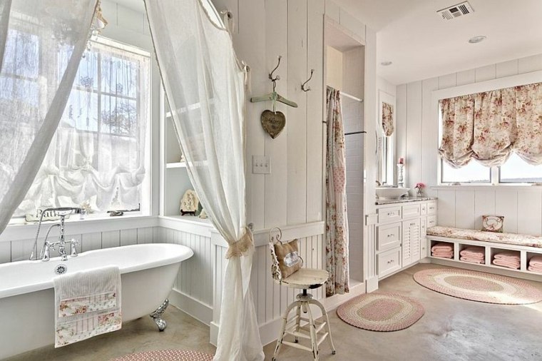 salle de bain intérieur féminin moderne baignoire blanche idée tapis de sol décoration 