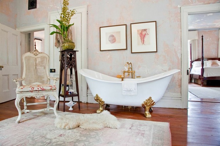 salle de bain de luxe design idée fauteuil déco fleurs baignoire moderne cadres mur