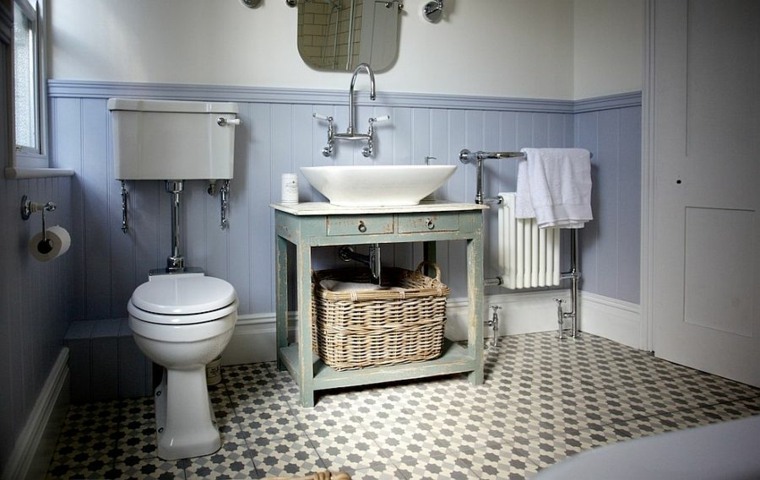 intérieur salle de bain moderne mobilier bois tiroirs design toilettes carrelage marocain 