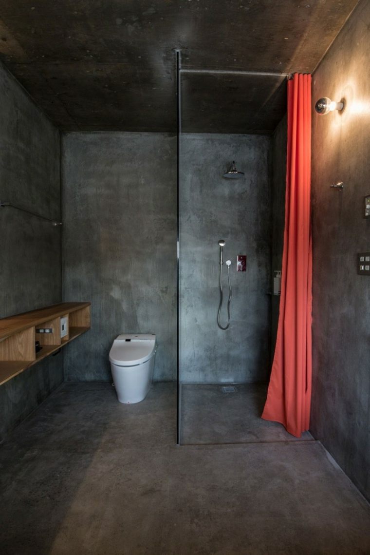 toilettes style industriel design cabine douche moderne mobilier bois rideaux rouges