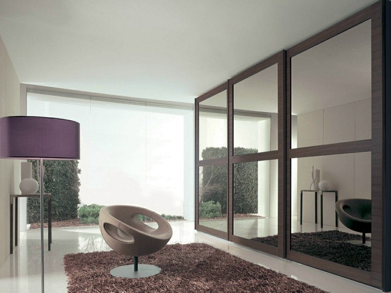 armoire design moderne idée aménagement chambre à coucher tapis de sol marron lampe à pied fauteuil