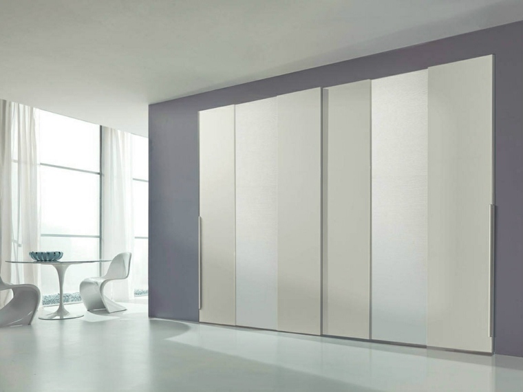 armoire porte coulissante chambre ameublement idée déco table fauteuil design rideaux blancs 