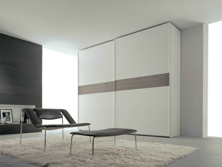 armoire porte coulissante design idée ameublement chambre fauteuil chaise tapis de sol blanc design 