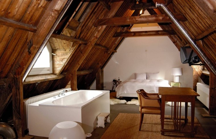 chambre sous comble baignoire plafond bois