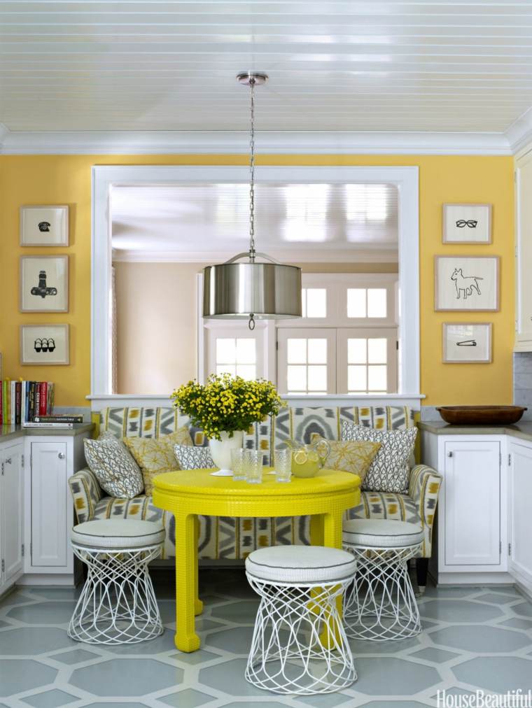 intérieur tendance moderne table bois jaune tabouret blanc luminaire déco mur 