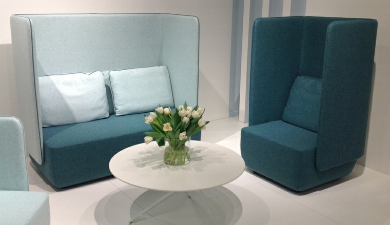 canapé design salon moderne fauteuil bleu table basse blanche