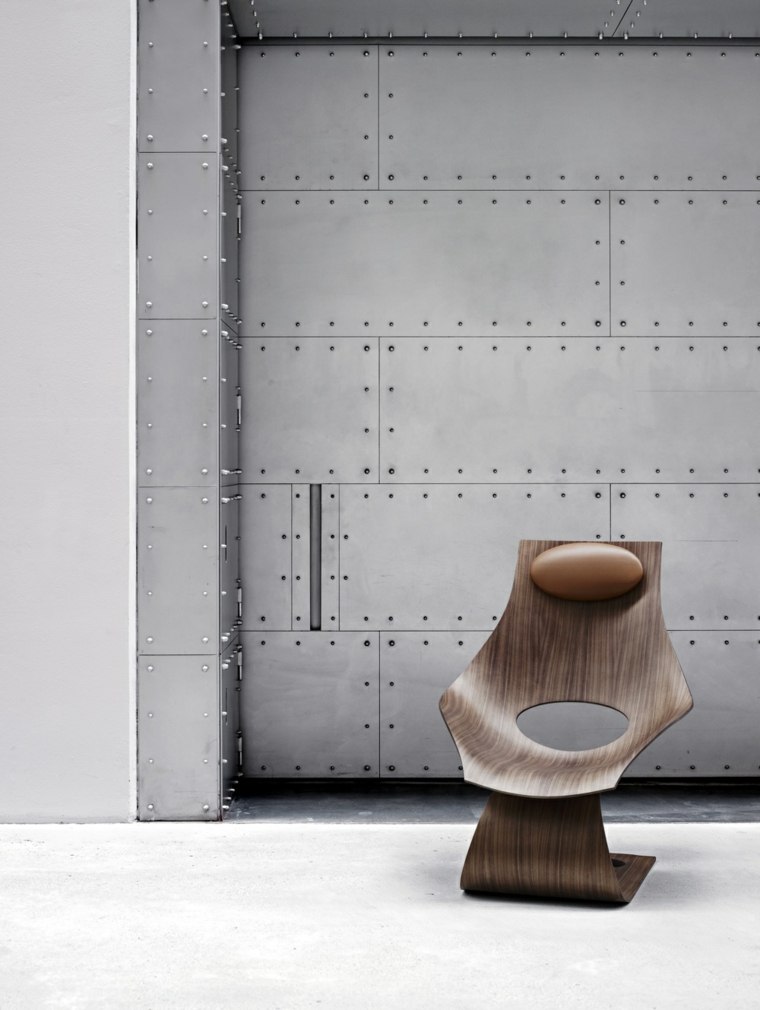 chaise design moderne contre plaque