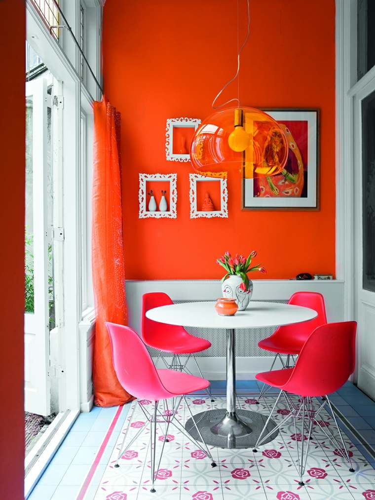 coin repas rétro idée aménagement cuisine table ronde chaise vintage luminaire suspension orange