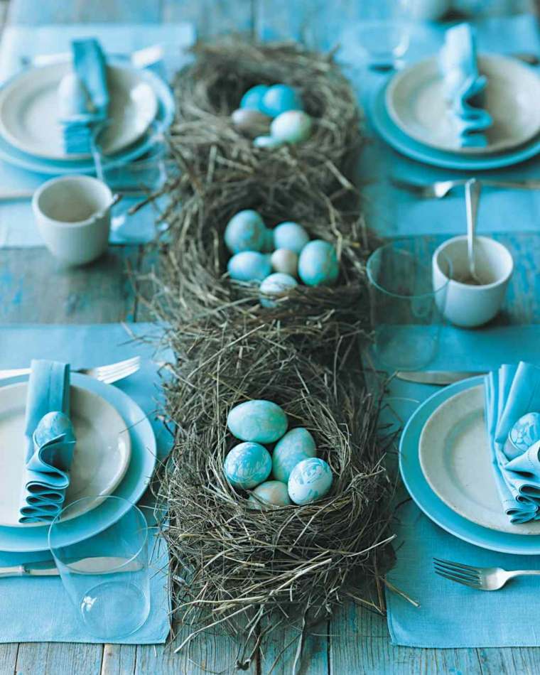 déco de pâques oeufs bleus nid idée tendance table bois rustique 
