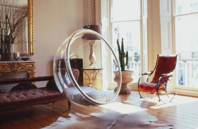 fauteuil suspendu transparent design intérieur moderne salon aménagement