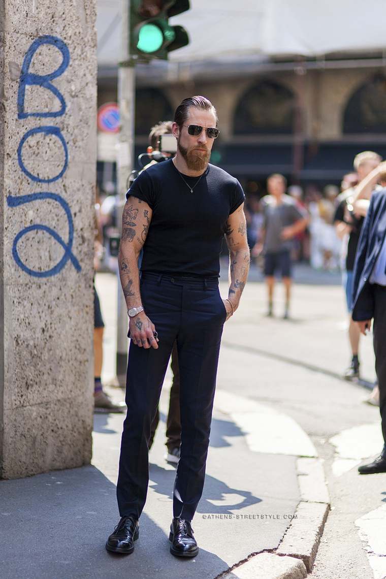 tendance mode homme street style t-shirt noir pantalon noir moderne 